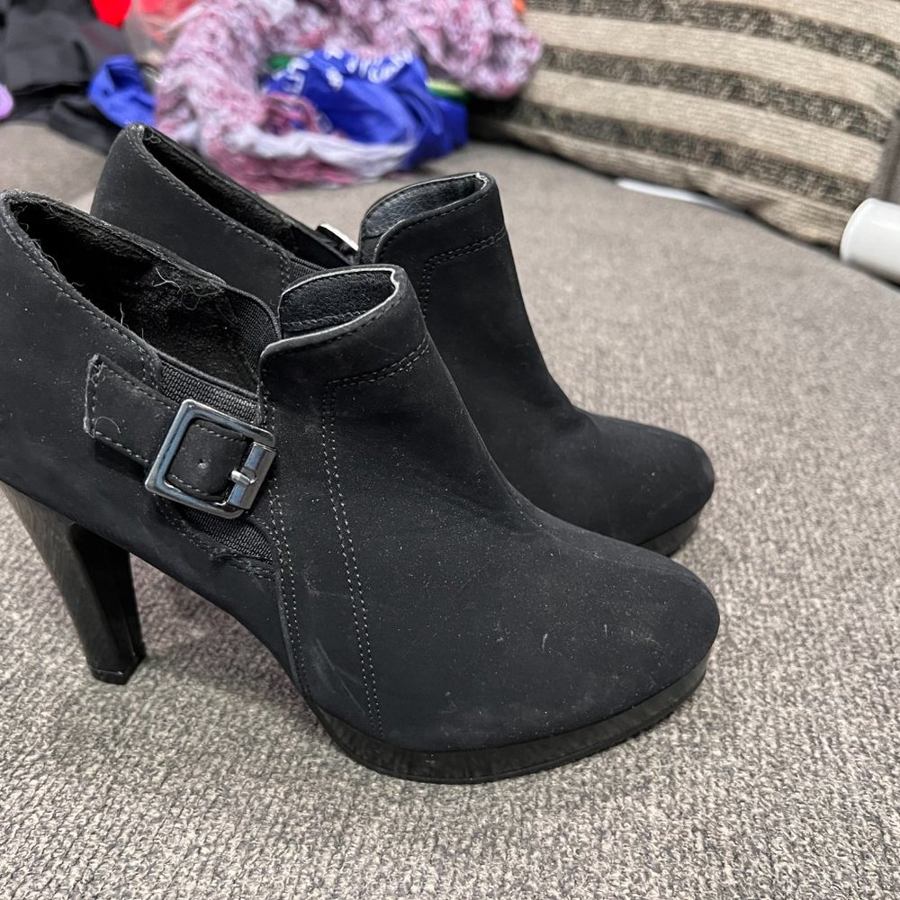 Black Pumps